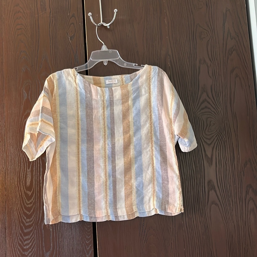 Suzy D part linen, short sleeved top. Colors of cream/ blue/ tan/ gray. Size S